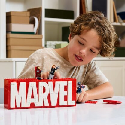 76313 Logo e Minifigure MARVEL - immagine 2